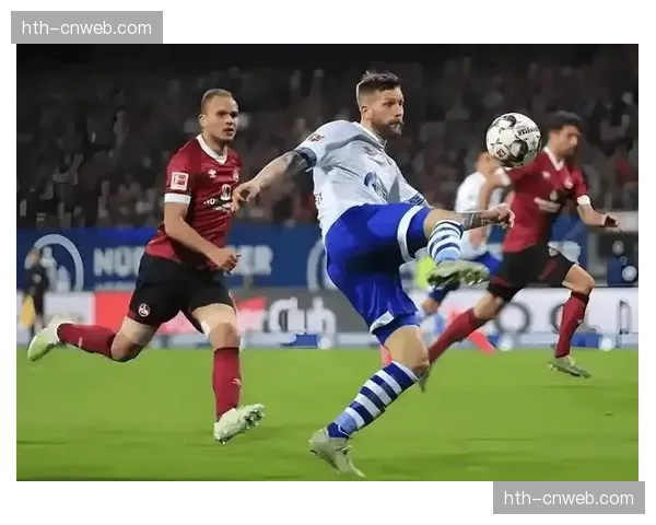 沙尔克04对阵波鸿矿区德比火药味十足，上半场已出现五张黄牌