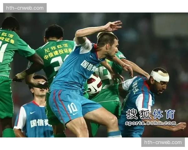 大雨中的温情：深圳球迷赛后为客队天津球员鼓掌致敬