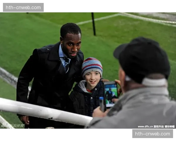 英超俱乐部青训营开放日，数千名小球迷参与体验活动